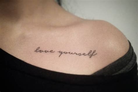 tatuajes arriba del pecho mujer|Tatuajes encima del pecho femenino: diseños para。